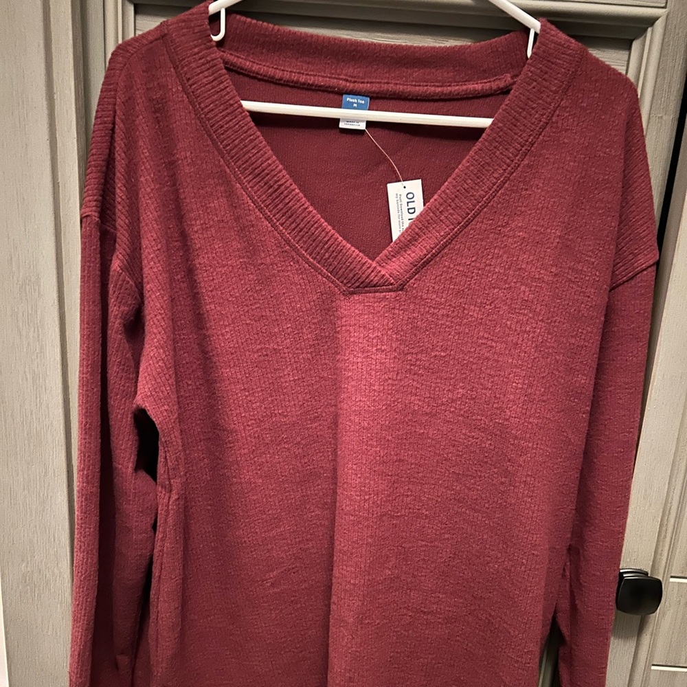 Old Navy burgundy plush v neck top. Size medium NWT